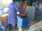 写真:回収した廃プラスチック製品の切断作業